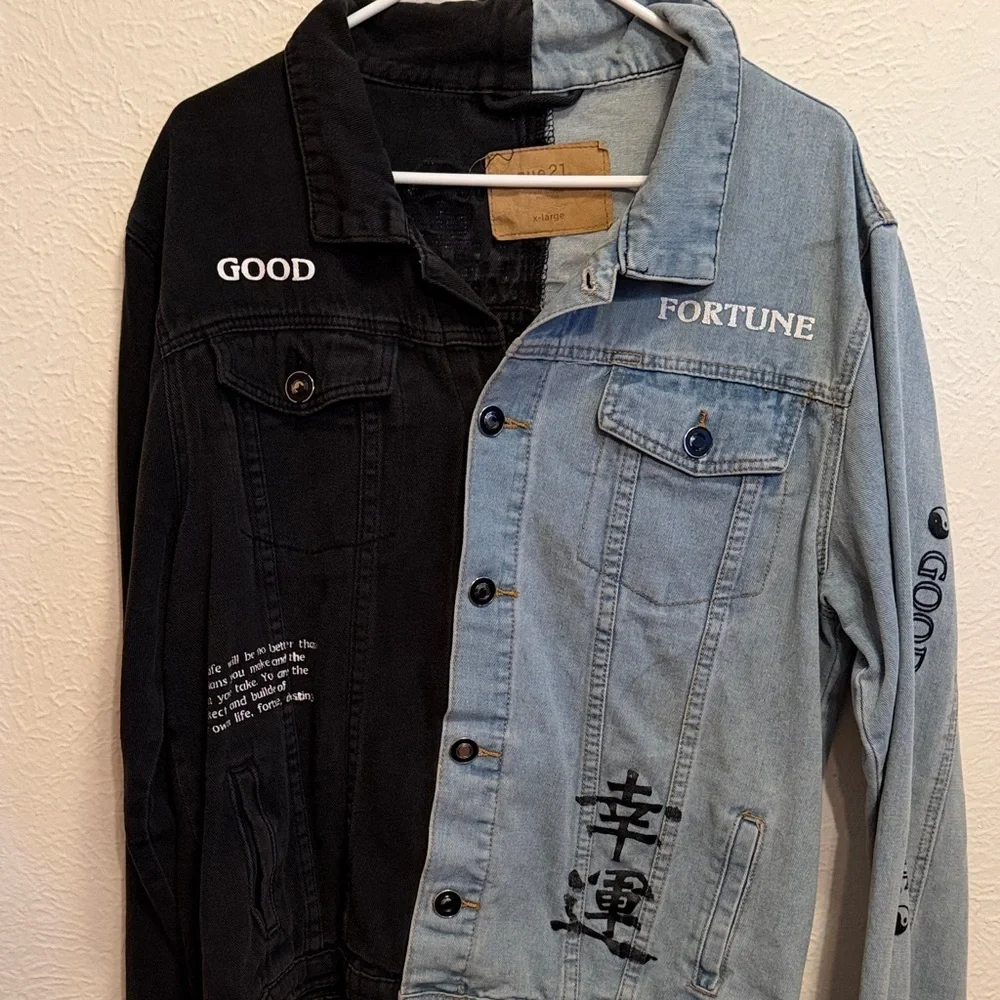 ☯️☯️☯️BOGOHO ☯️☯️☯️Two-Tone Denim Jacket with Graphic Details - Picture 2 of 16